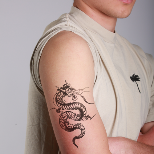 tatouage temporaire dragon homme sur epaule