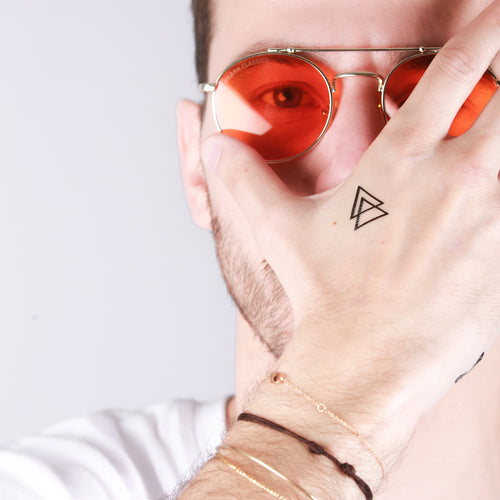 tatouage ephemere double triangle tribal porte surla main design geometrique et symbolique