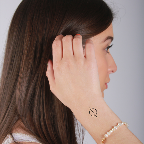 tatouage cercle avec ligne discret sur le poignet inspiration harmonie et spiritualite