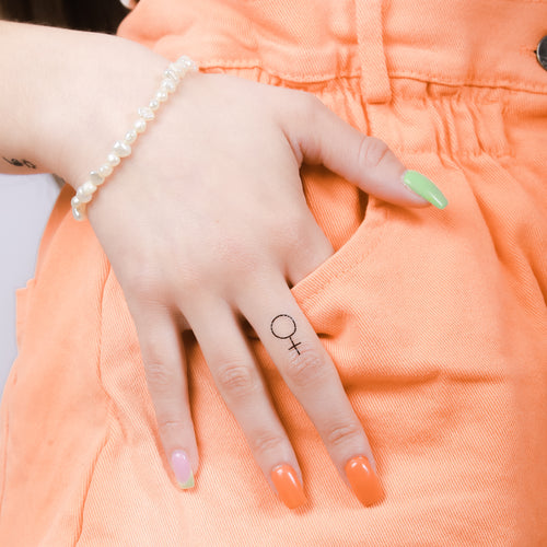 tatouage ephemere symbole femme style minimaliste et elegant
