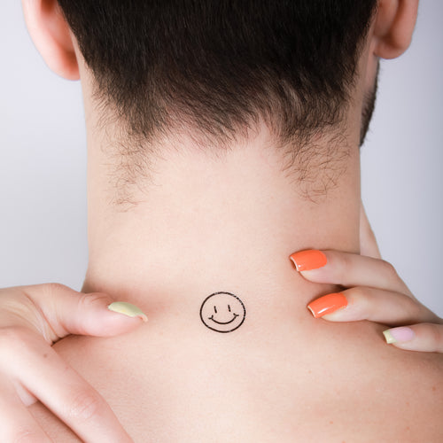 tatouage ephemere smiley sourire porte sur la nuque style fun et minimaliste