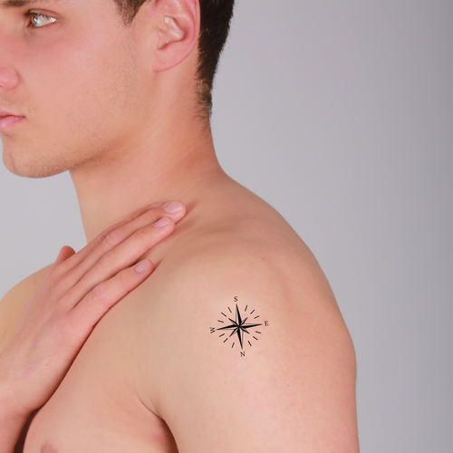tatouage ephemere boussole style aventure et exploration