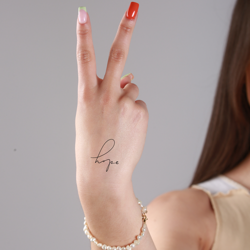 tatouage temporaire mot hope discret inspiration espoir et positivite