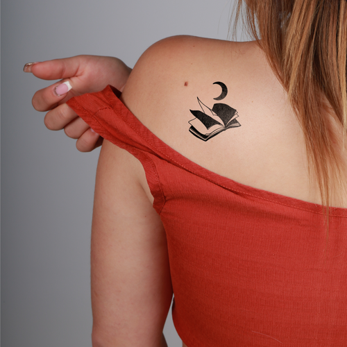 tatouage ephemere livre lune style mystique et poetique