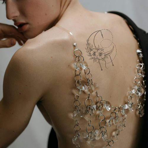 tatouage temporaire grande lune dans le dos