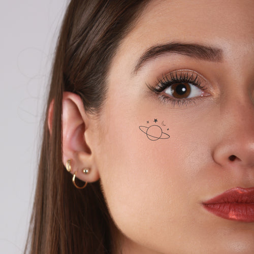 tatouage ephemere mini planete style cosmique et minimaliste