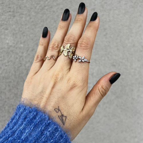 tatouage avion en papier avec coeur en noir design epure et symbolique
