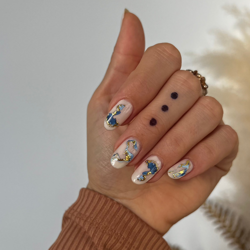 tatouage trois points discret sur la main inspiration mystique et symbolique