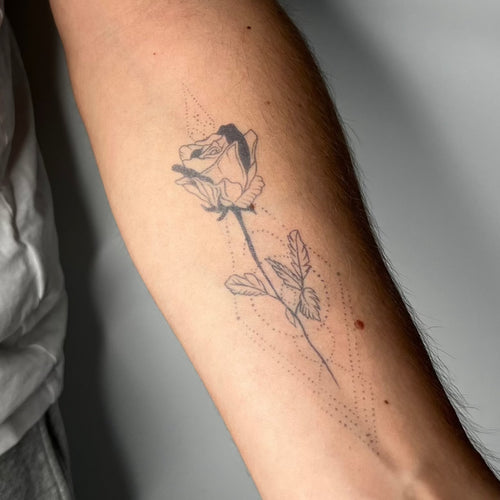 tatouage temporaire grande rose discret inspiration sur bras