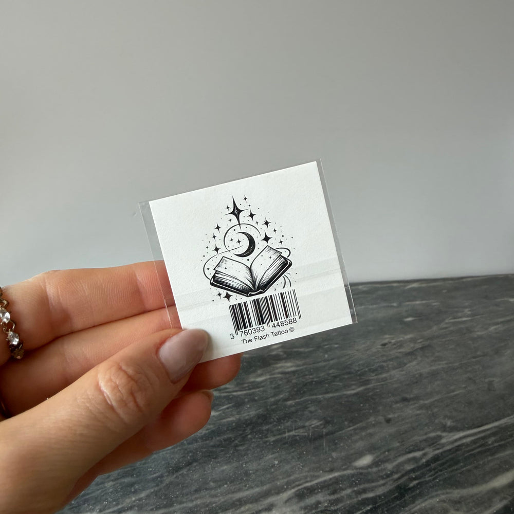 Tatouage éphémère livre avec lune et étoiles