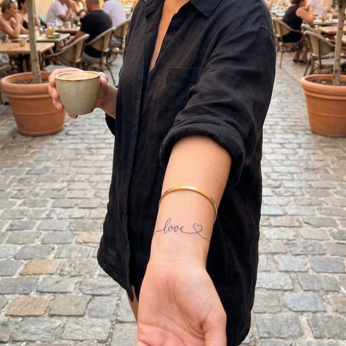 Tatouage ephemere femme love au poignet