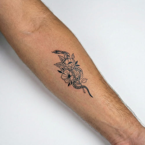 Tatouage homme serpent avec fleurs sur le bras