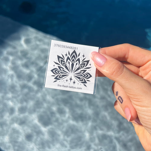 Tatouage lotus avec étoiles style mandala