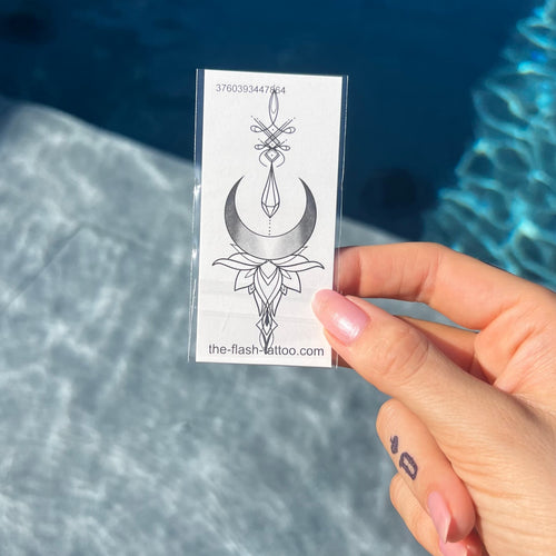 Tatouage lune et lotus spirituel avec unalome